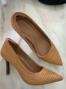 tan woven raffia pointed-toe pumps US 6